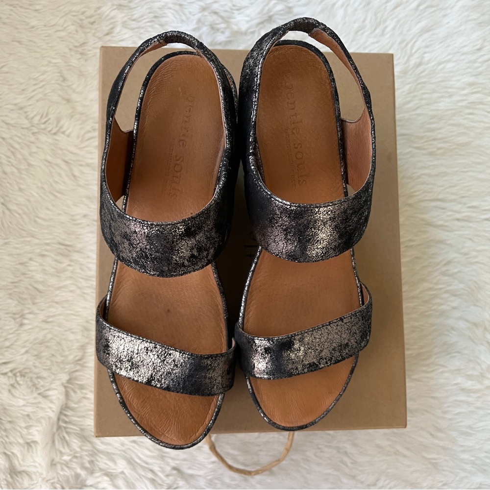 Gentle Souls Kenneth Cole Juniper Berry Metallic Graphite Wedge Sandals - 8